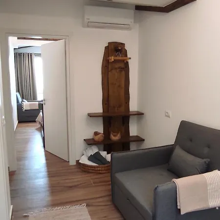 Artisan Walking Distance From The * Sarandë